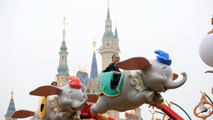 Nesta semana, foi inaugurado o primeiro parque de diversões da Disney na China Continental. O complexo custou mais de cinco bilhões de dólares e é lar do maior castelo já construído pela empresa. 