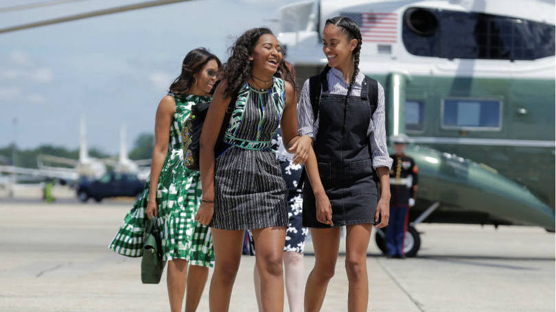As filhas do presidente americano Barack Obama, Sasha e Malia, são fotografadas momentos antes de embarcarem no avião da força aérea em uma base militar no estado de Maryland. A família embarcava para Roswell, no estado do Novo México.