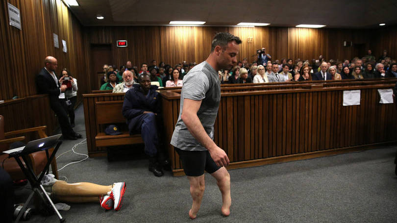 O ex-atleta paralímpico Oscar Pistorius caminha sem o auxílio de suas próteses em um tribunal da África do Sul. O ato, explica a Reuters, foi uma estratégia da defesa tentar reduzir a pena que receberá pelo homicídio de sua então namorada, a modelo Reeva Steenkamp, em 2013. Ele poderá ser sentenciado a até 15 anos de prisão. 