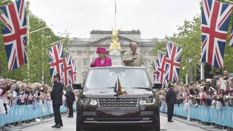 Reino Unido

Imagem mostra o momento em que a rainha Elizabeth II e o príncipe Philip acenam ao público durante percurso até o local no qual a líder da família britânica comemoraria seu aniversário de 90 anos em Londres. 