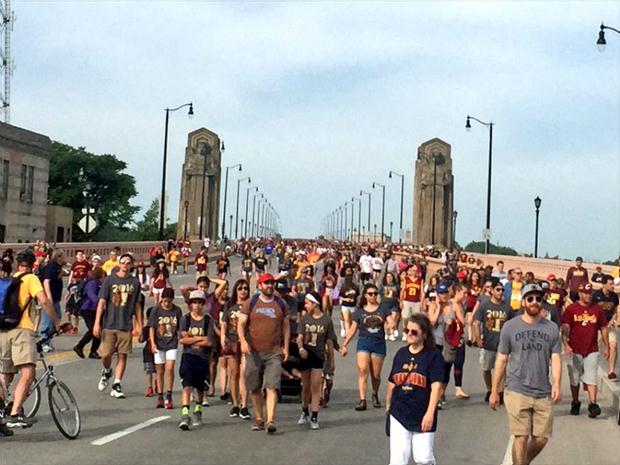 Torcida dos Cavaliers foram desfilar pelas ruas de Cleveland para comemorar título da franquia, conquistado em cima do Golden State Warriors 