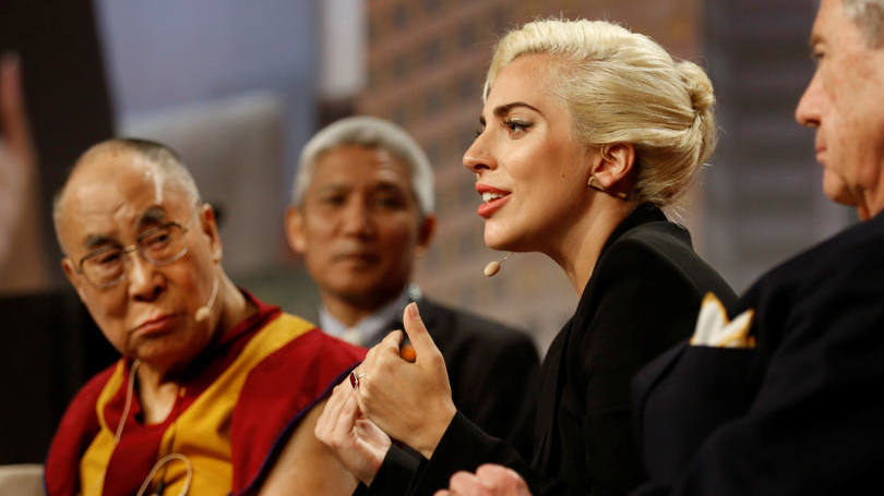 Dalai Lama e Lady Gaga: "Para os chineses, é como se estivesse dando a mão a Bin Laden", escreveu um usuário da rede social