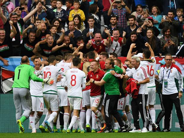 Jogadores da Hungria celebram um dos gols da vitória por 2 a 0 sobre a Áustria nesta terça-feira