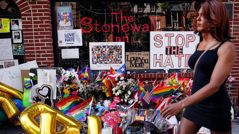 Stonewall Inn: bar histórico onde gays e lésbicas se manifestavam em 1969 se torna homenagem às vítimas de Orlando