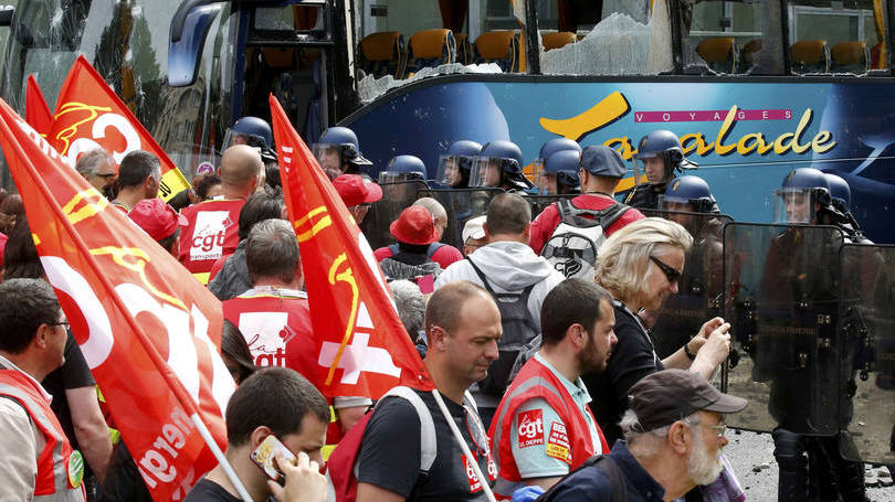 Protestos: a queda de braço que os sete sindicatos mantêm com o Executivo, por conta das reformas trabalhistas no país, teve várias horas de tensão esta manhã