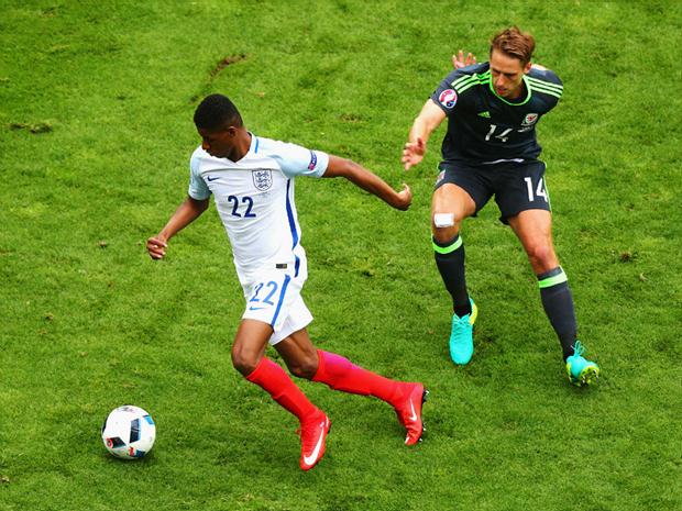 Atacante entrou em campo no duelo contra o País de Gales para substituir Adam Lallana com apenas 18 anos e 229 dias