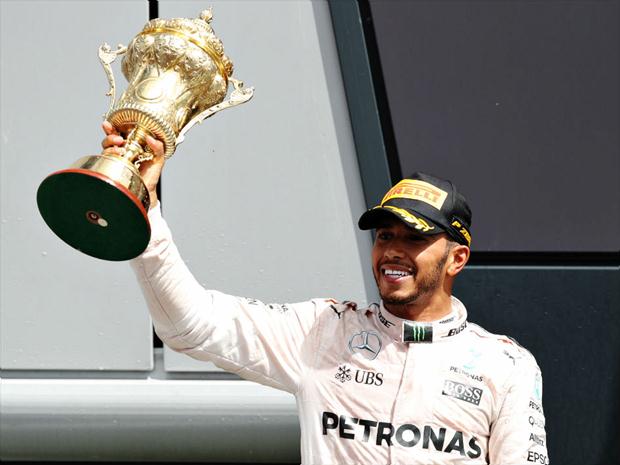 Lewis Hamilton venceu em Silverstone pela terceira vez consecutiva e se aproximou do líder Nico Rosberg na briga pelo título