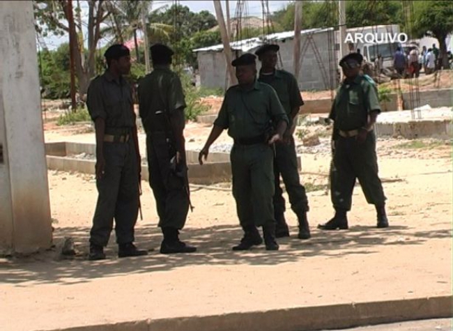 Cerca de trinta homens armados da Renamo, bloquearam, este domingo, a circulação de viaturas no troço Cuamba-Marrupa, província do Niassa.