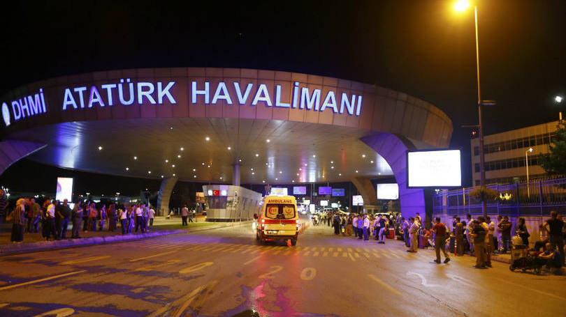 Ambulância chega ao aeroporto internacional de Ataturk, em Istambul, Turquia, após explosões