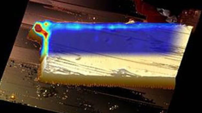 Cristal de fósforo negro observado ao microscópio de força atômica: as cores na borda superior indicam a intensidade de vibração de átomos