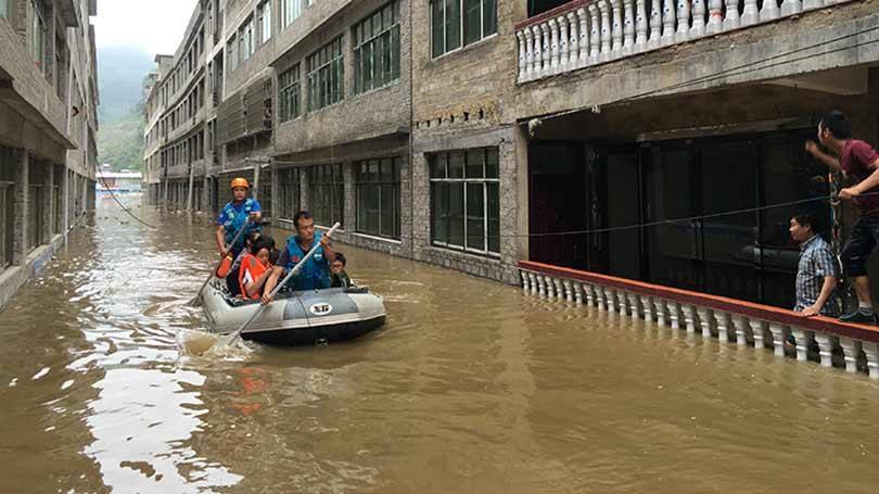 Equipes de resgate trabalham sem parar no resgate de moradores em uma área inundada em Zhijin, Província de Guizhou, China, em 28 de junho.