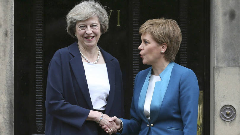 Nicola Sturgeon e Theresa May: Sturgeon quer que a Escócia permaneça na União Europeia, e assim a maioria dos escoceses votou