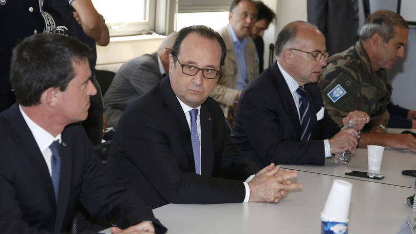 Nice: Hollande foi para Nice depois de presidir esta manhã um conselho de segurança e de defesa em Paris