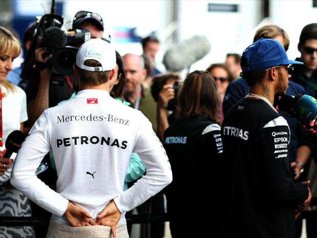 Hamilton garantiu primeira colocação no treino, que não teve presença do rival Rosberg 