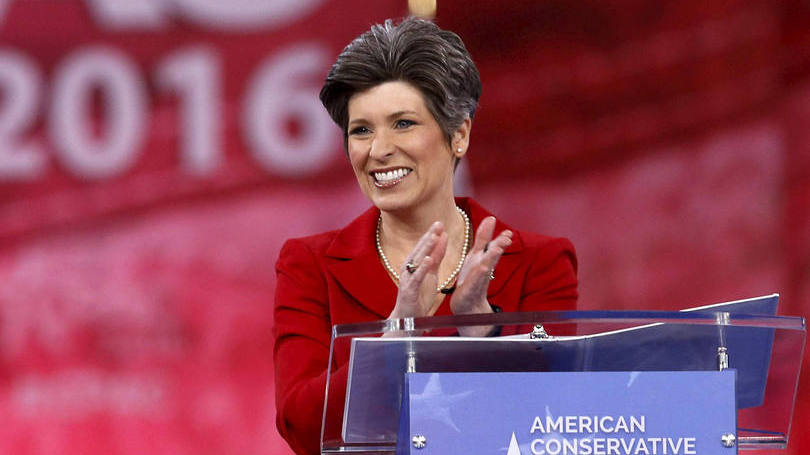Joni Ernst: "Foi ótimo passar tempo com Joni Ernst ontem. Fez um fantástico trabalho pelo povo de Iowa. A veremos de novo!", escreveu Trump