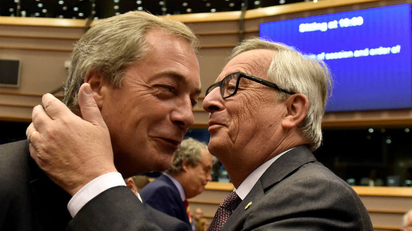 Nigel Farage e Jean Claude Juncker: "Os patriotas não renunciam quando as coisas se tornam difíceis, mas permanecem"