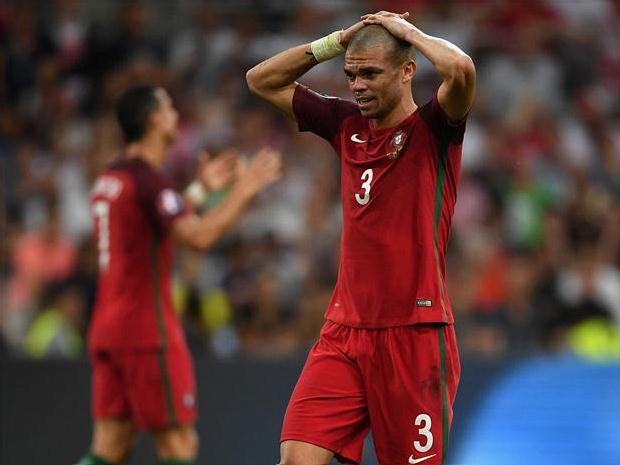 O zagueiro Pepe treinou normalmente e poderá entrar em campo contra a França, na final da Euro 2016