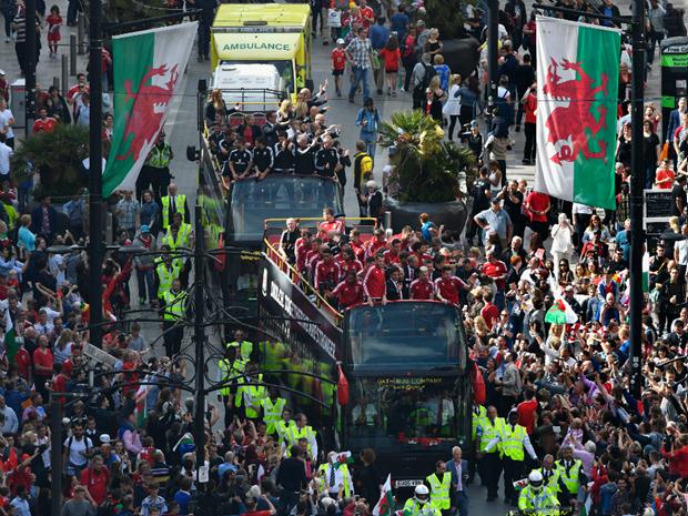 Cerca de 200 mil pessoas tomaram as ruas de Cardiff nesta sexta