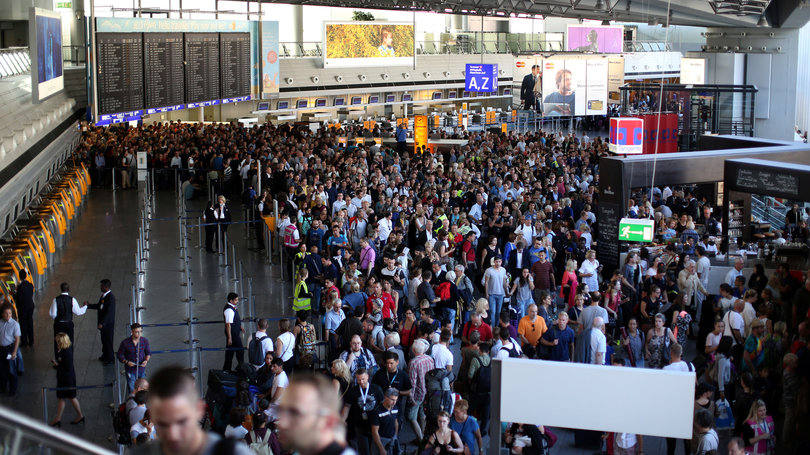 Passageiros se aglomeram no aeroporto de Frankfurt depois que os terminais de embarque foram evacuados por falha de segurança