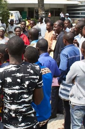 Os moradores decidiram realizar uma manifestação, em frente ao Governo Provincial de Luanda para pedir ajuda no sentido que parar as demolições. 