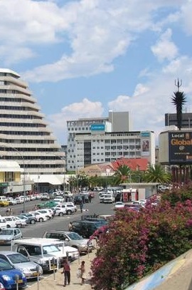 Dorato Park, Windhoek West ou Hochland Park são locais bem conhecidos dos angolanos. Foi para lá que correram todos aqueles que