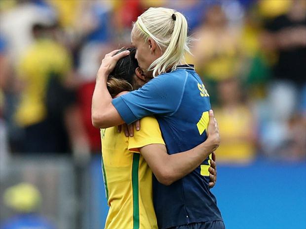 Após a partida, camisa 10 do Brasil foi consolada pelas jogadoras da Suécia