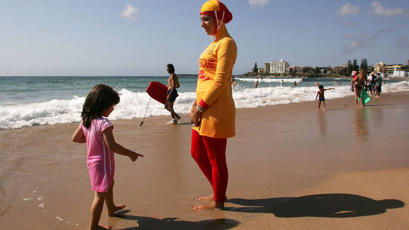 Burquini: a peça nada mais é do que uma burca adaptada para ser usada no mar ou na piscina