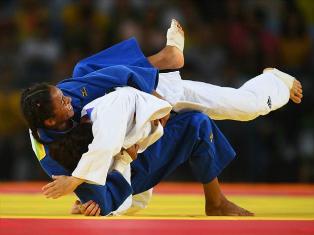Érika Miranda sofreu com golpes da romena, mas consegue o ippon e segue em busca do bronze