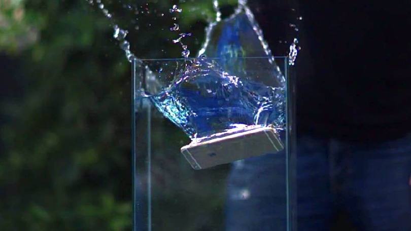 iPhone 6 Plus sendo derrubado num aquário: será que resistência vai aumentar com novo modelo?