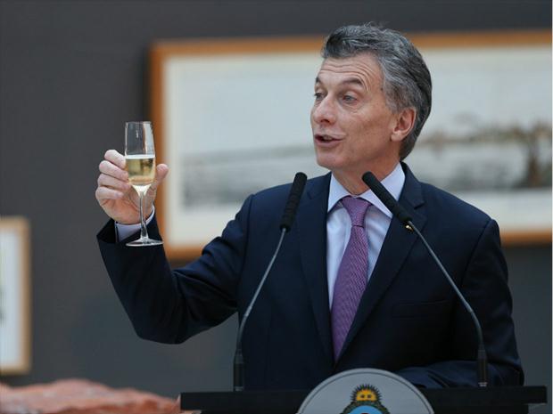 o Brasil para acompanhar a cerimônia de abertura dos Jogos do Rio, Macri ainda ressaltou a importância do esporte: "É preciso cuidar dele porque ajuda a dar equilíbrio a um mundo onde a violência surge de diferentes maneiras"