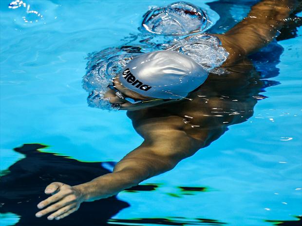 A grande final do revezamento 4x100m livre acontece ainda neste domingo, às 23h54