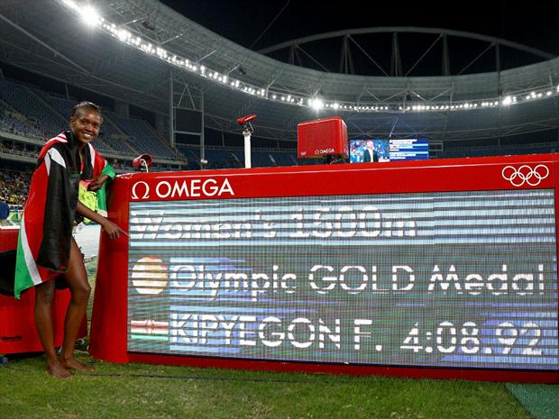 Kipyegon posa para fotos após conquistar a medalha de ouro nos 1.500m livres feminino