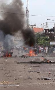 Várias sedes dos partidos políticos da Maioria Presidencial foram incendiadas, segunda-feira, em Kinshasa, por manifestantes da oposição. Trata-se das sedes das formações políticas PPRD