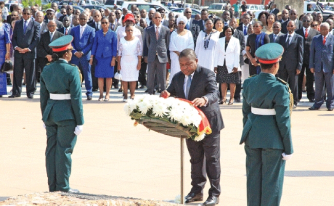 Antes do acto, o Chefe do Estado e Comandante-em-Chefe das Forças de Defesa e Segurança, recebe, no Palácio da Ponta Vermelha, oficiais generais das Forças Armadas de Defesa de Moçambique para uma saudação, por ocasião da data.