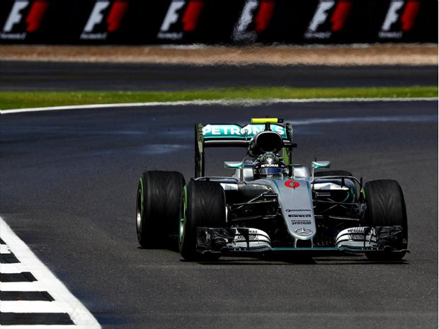 À exemplo das duas últimas sessões livres, Nico Rosberg foi o mais rápido no circuito de Marna Bay e conquistou a pole para o GP deste domingo 