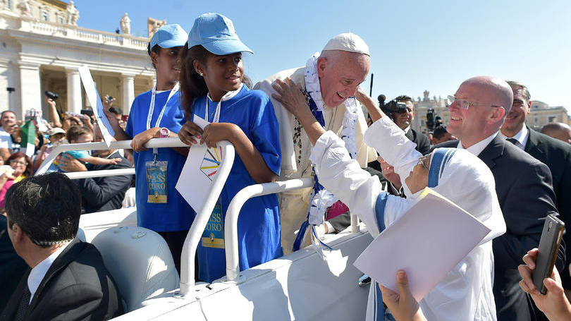 Papa Francisco: pontífice abraça missionária de caridade de madre Teresa