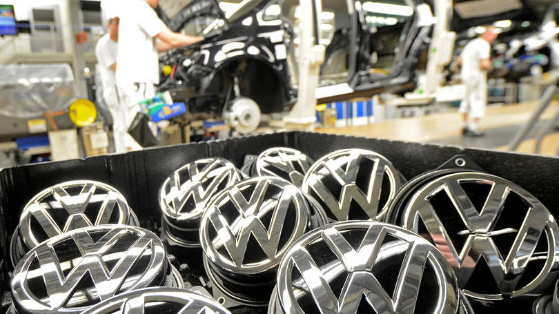 Química - Software Migué

A Volkswagen criou um software que reduz a emissão de poluentes… Mas só quando identifica, automaticamente, que o carro está sendo testado por agências de fiscalização. Depois volta a poluir normal. (A empresa foi notificada pela infração).