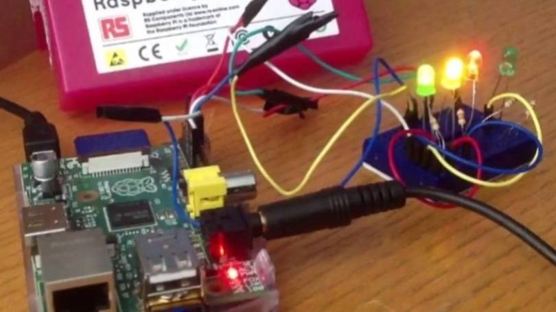 Luzes de Natal  Ainda que falte muitos meses para o Natal, você já pode começar a se preparar para fazer da sua casa a melhor atração da rua nas festas de final de ano.  Este projeto postados por Chivalry Timbers usa o Raspberry Pi para desenvolver um sistema de luzes que acompanhem o ritmo das músicas.