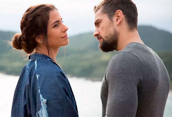 Lenita se surpreende quando Felipe comenta que Vittorio é apaixonado por ela. Paula observa as trocas de olhares entre Sinhá, Cesar e Carolina.