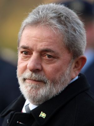 Entre 2008 e 2010, Lula da Silva "ainda ocupava a Presidência da República e, na condição de agente público, praticou corrupção passiva", diz o Ministério Público.