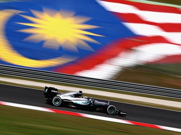 Lewis Hamilton conseguiu a primeira posição do segundo treino para o GP da Malásia com o melhor tempo