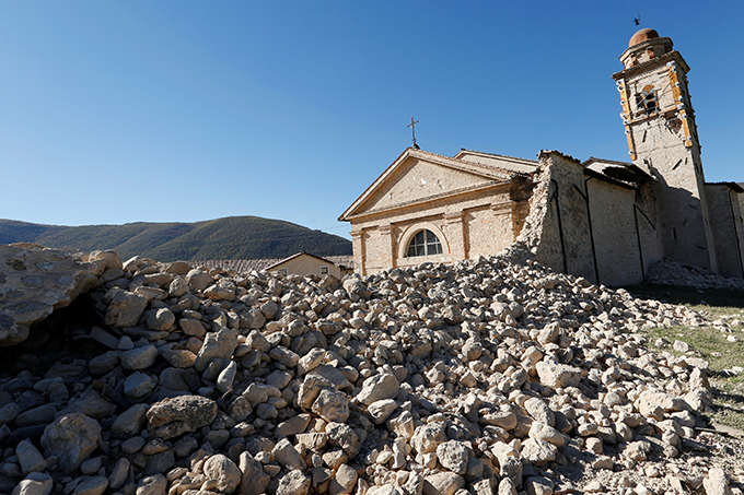 Igreja de Nossa Senhora dos Anjos desabou parcialmente após um terremoto em Norcia neste domingo 