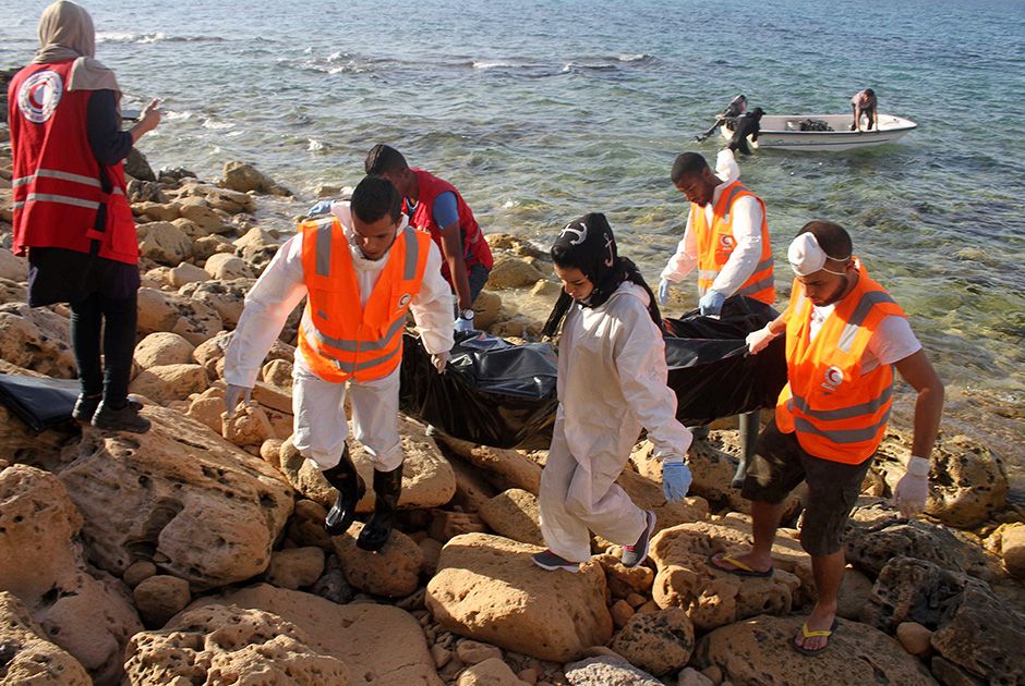 Mais de dois mil refugiados foram resgatados neste sábado (5)