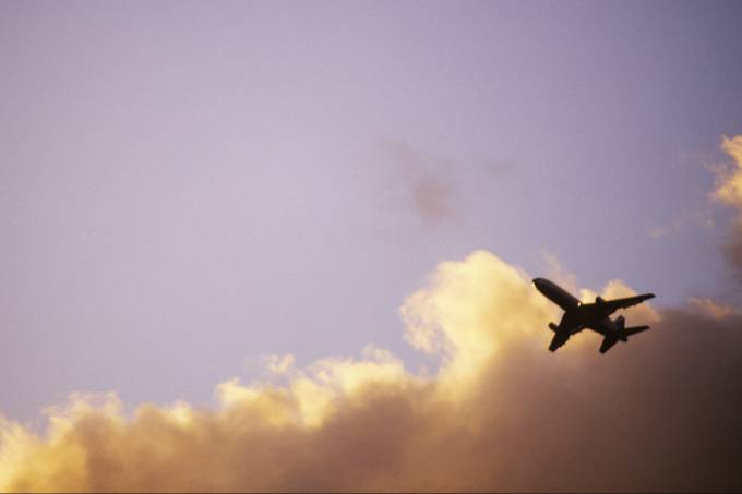 Avião fez um pouso de emergência em Praga na sexta-feira devido a uma ameaça de bomba, disse o ministro do Interior tcheco