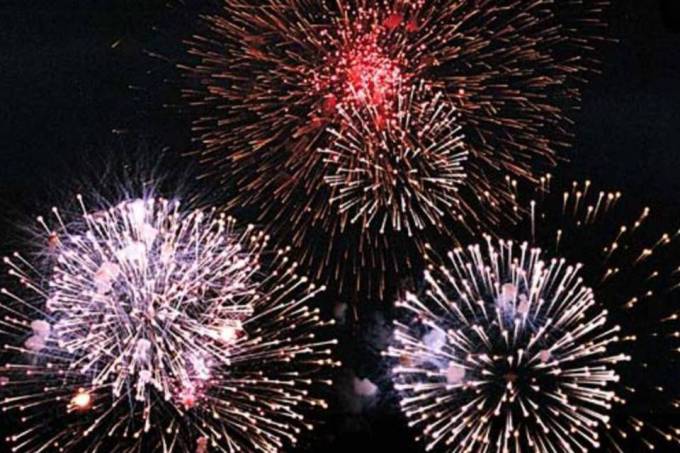 Fogos de artifício: ao comentar Feliz Ano Novo no Facebook, uma animação aparece na tela do computador 