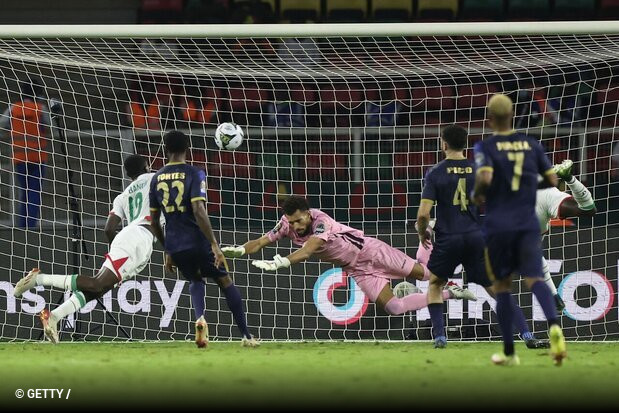 Bandé mergulhou para abater os Tubarões Azuis