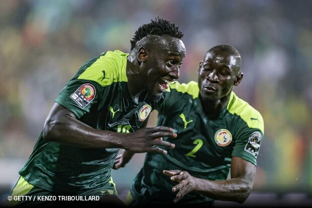 Senegal tremeu, mas está nas meias