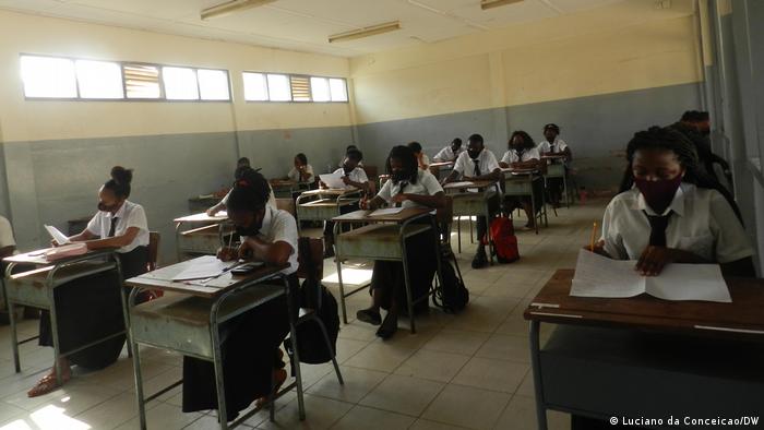 Quem se responsabiliza pelo erros nos livros escolares em Moçambique?