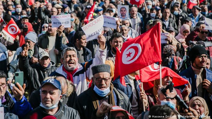 Tunísia: Protestos eclodem após Presidente estender poderes sobre o judiciário