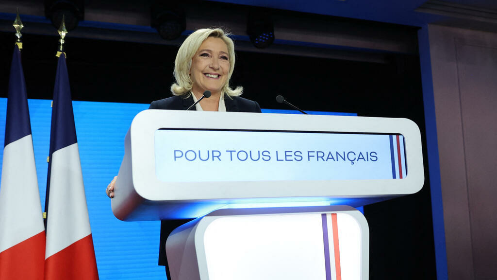 Presidenciais francesas: Tristeza e lágrimas na sede de campanha de Marine Le Pen